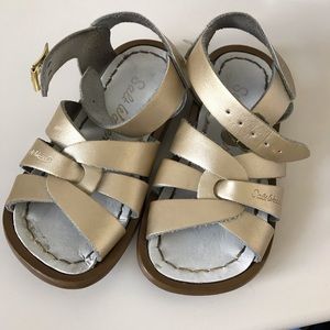 Toddler gold salt water sandals size 7
